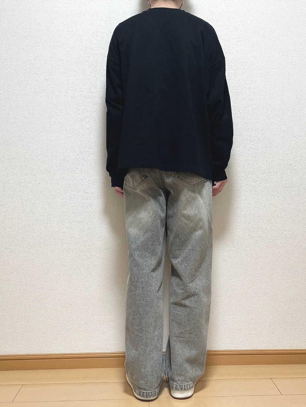 ブラック系のTシャツ/カットソー、ブラック系のデニムパンツ、ブラック系のスニーカーを着用したメンズの春コーディネートの4枚目の写真