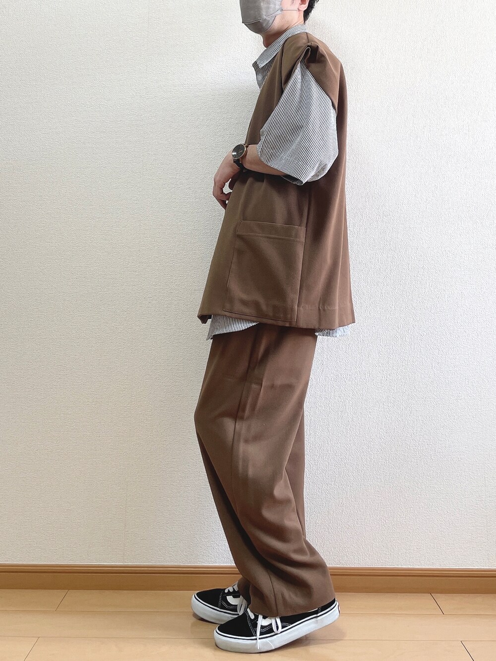 ブラウン系のベスト、ブルー系のシャツ/ブラウス、ブラウン系のその他パンツを着用したメンズの夏コーディネートの3枚目の写真