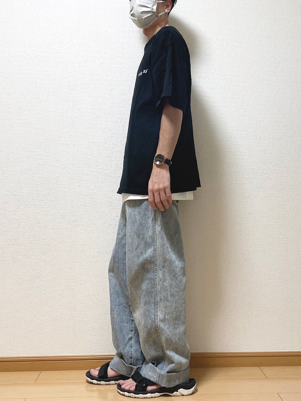 ブラック系のTシャツ/カットソー、ホワイト系のタンクトップ、ブルー系のデニムパンツを着用したメンズの夏コーディネートの3枚目の写真