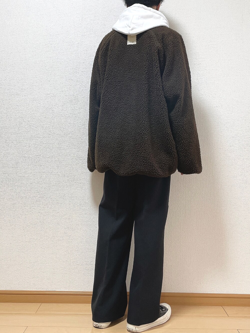 ブラウン系のブルゾン、ホワイト系のパーカー、ブラック系のその他パンツを着用したメンズの秋コーディネートの4枚目の写真