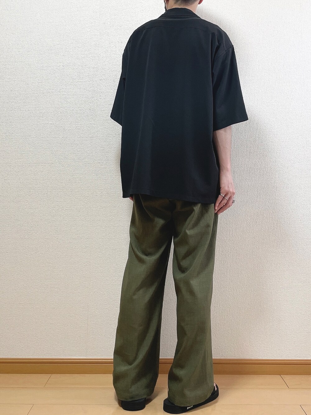 ブラック系のジャケット/アウター、ホワイト系のタンクトップ、グリーン系のその他パンツを着用したメンズの春コーディネートの4枚目の写真