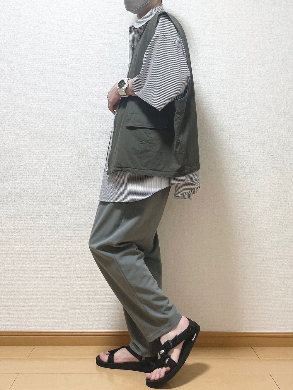 グレー系のベスト、ブルー系のシャツ/ブラウス、グレー系のスラックスを着用したメンズの夏コーディネートの3枚目の写真