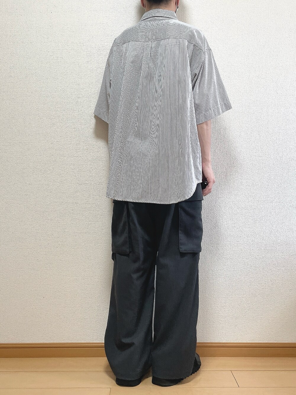 ブルー系のシャツ/ブラウス、グレー系のカーゴパンツ、ブラック系のサンダルを着用したメンズの夏コーディネートの4枚目の写真
