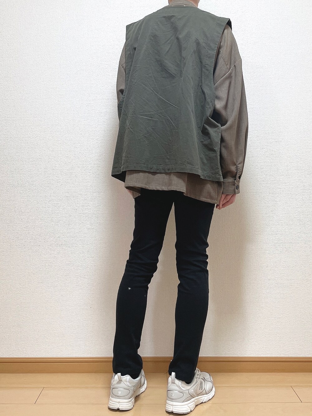 ブラウン系のシャツ/ブラウス、グレー系のベスト、ブラック系のデニムパンツを着用したメンズの春コーディネートの4枚目の写真