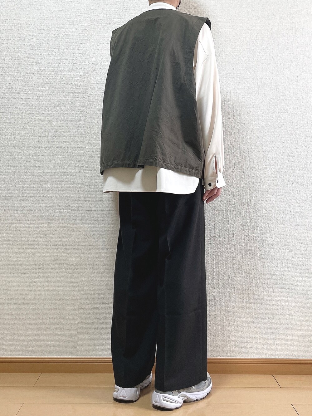 グレー系のベスト、ホワイト系のシャツ/ブラウス、ブラック系のスラックスを着用したメンズの春コーディネートの4枚目の写真