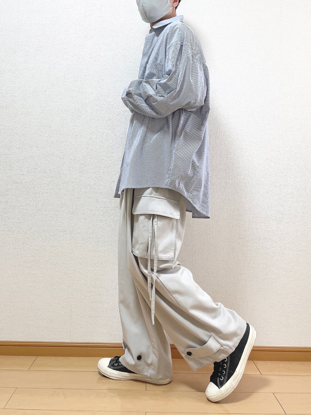 その他のシャツ/ブラウス、グレー系のカーゴパンツ、ブラック系のスニーカーを着用したメンズの秋コーディネートの3枚目の写真