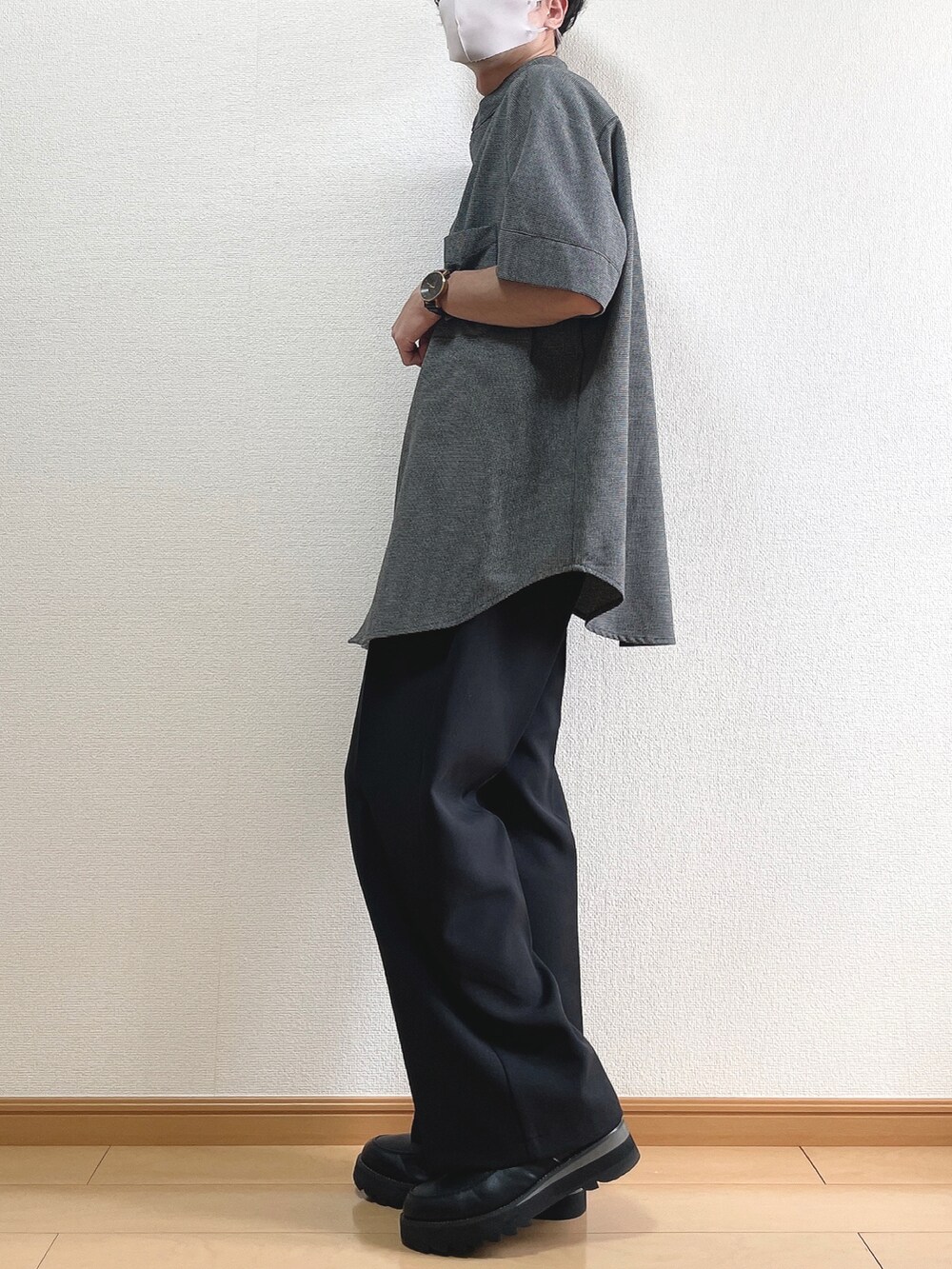 ブラック系のシャツ/ブラウス、ブラック系のその他パンツ、ブラック系のドレスシューズを着用したメンズの夏コーディネートの3枚目の写真