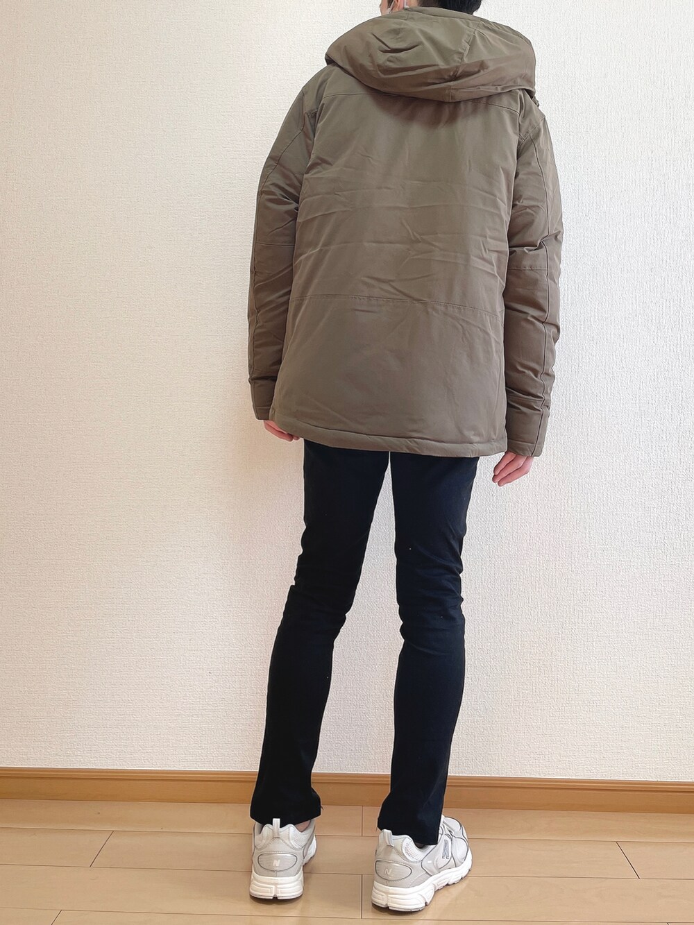 ベージュ系のダウンジャケット/コート、シルバー系のスウェット、ブラック系のデニムパンツを着用したメンズの秋コーディネートの4枚目の写真