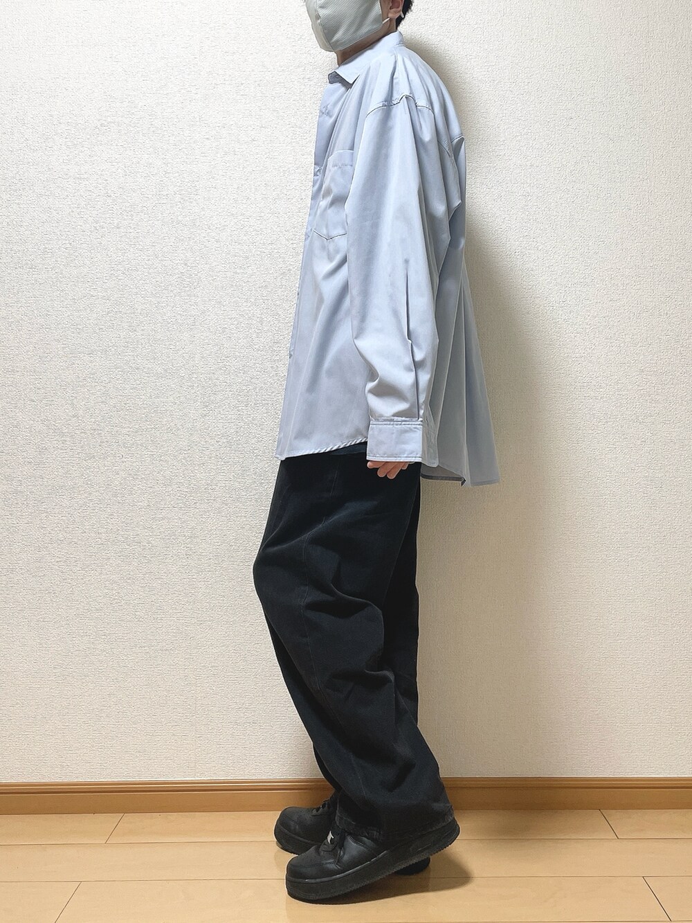 ブルー系のシャツ/ブラウス、ブラック系のデニムパンツ、ブラック系のスニーカーを着用したメンズの春コーディネートの3枚目の写真