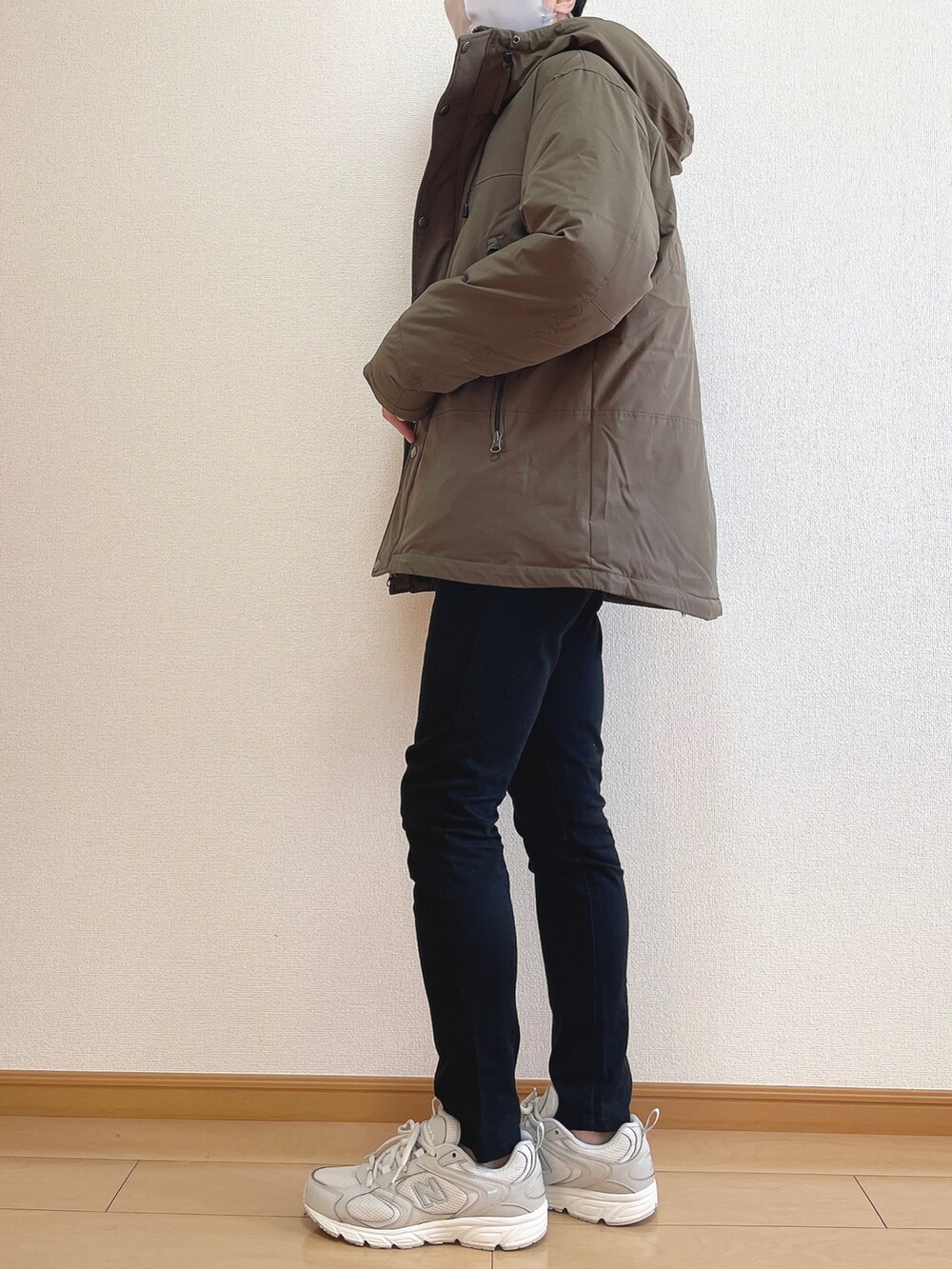 ベージュ系のダウンジャケット/コート、シルバー系のスウェット、ブラック系のデニムパンツを着用したメンズの秋コーディネートの2枚目の写真