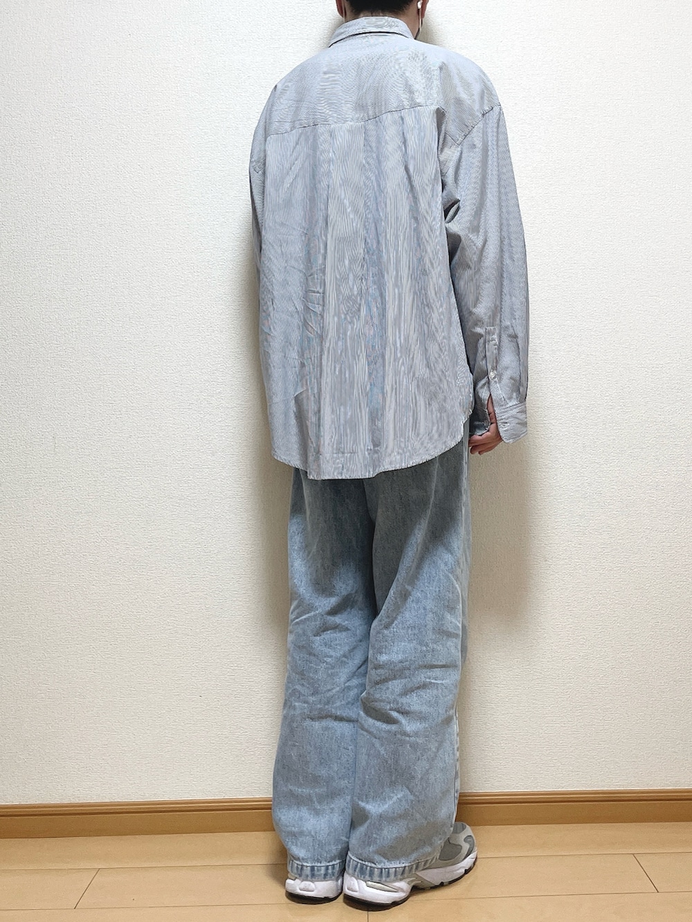 その他のシャツ/ブラウス、ホワイト系のTシャツ/カットソー、ブルー系のデニムパンツを着用したメンズの春コーディネートの4枚目の写真