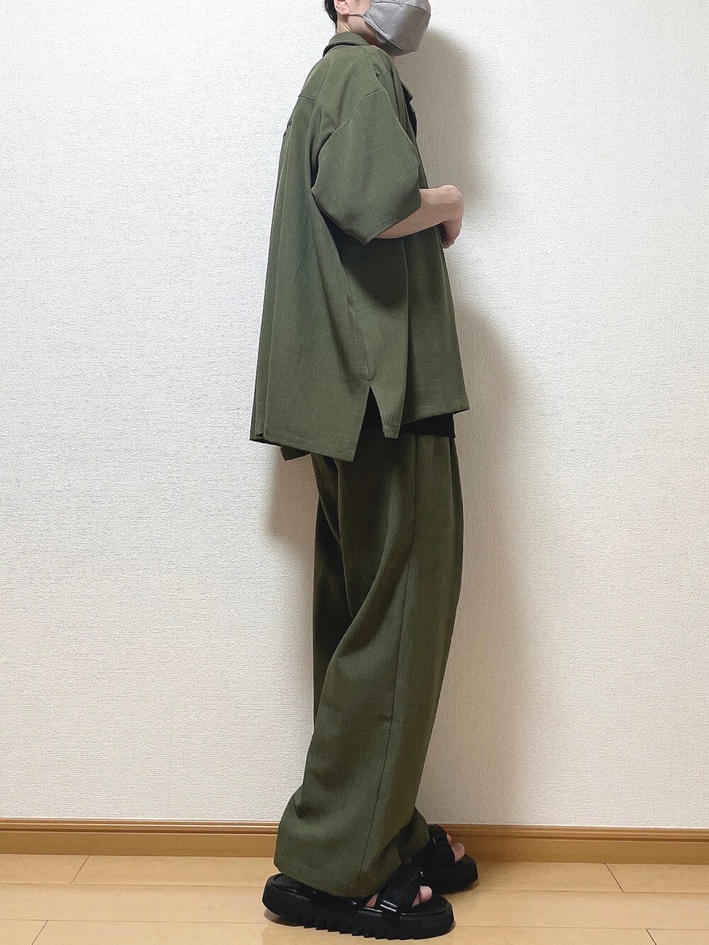 グリーン系のシャツ/ブラウス、ブラック系のTシャツ/カットソー、グリーン系のその他パンツを着用したメンズの夏コーディネートの2枚目の写真