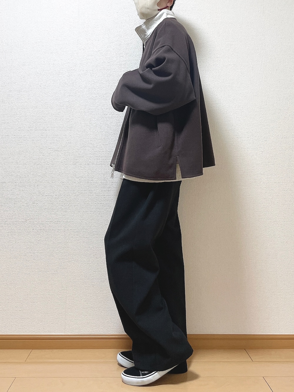 レッド系のブルゾン、グレー系のスウェット、ブラック系のTシャツ/カットソーを着用したメンズの冬コーディネートの3枚目の写真