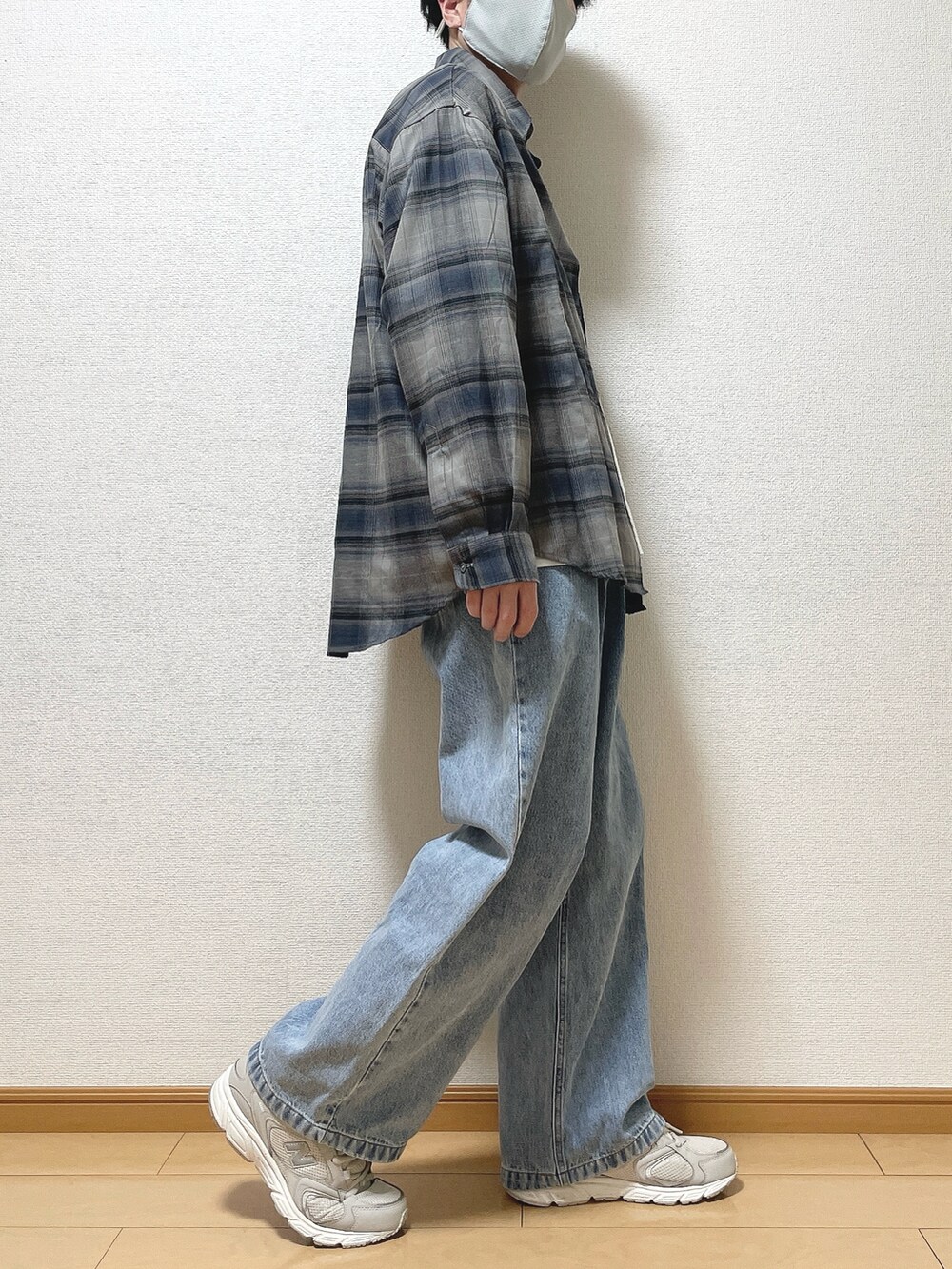 グレー系のシャツ/ブラウス、ホワイト系のTシャツ/カットソー、ブルー系のデニムパンツを着用したメンズの春コーディネートの2枚目の写真