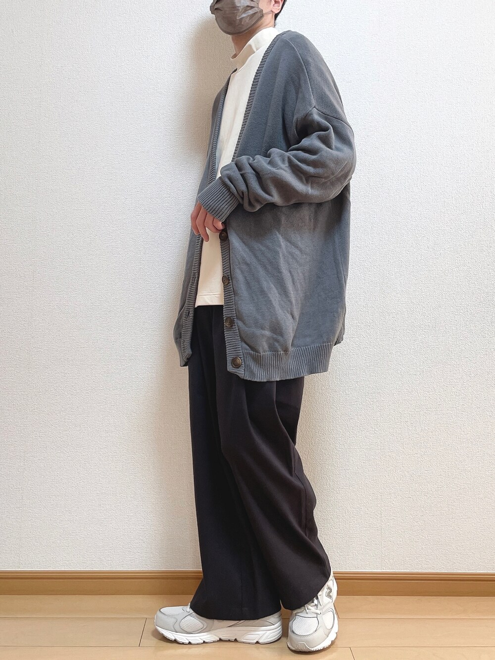 ブルー系のカーディガン/ボレロ、ホワイト系のTシャツ/カットソー、ブラウン系のチノパンツを着用したメンズの秋コーディネートの2枚目の写真