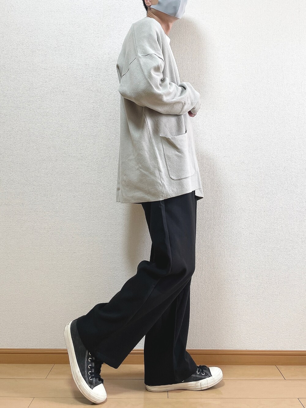 グレー系のカーディガン/ボレロ、ホワイト系のTシャツ/カットソー、ブラック系のスラックスを着用したメンズの秋コーディネートの2枚目の写真