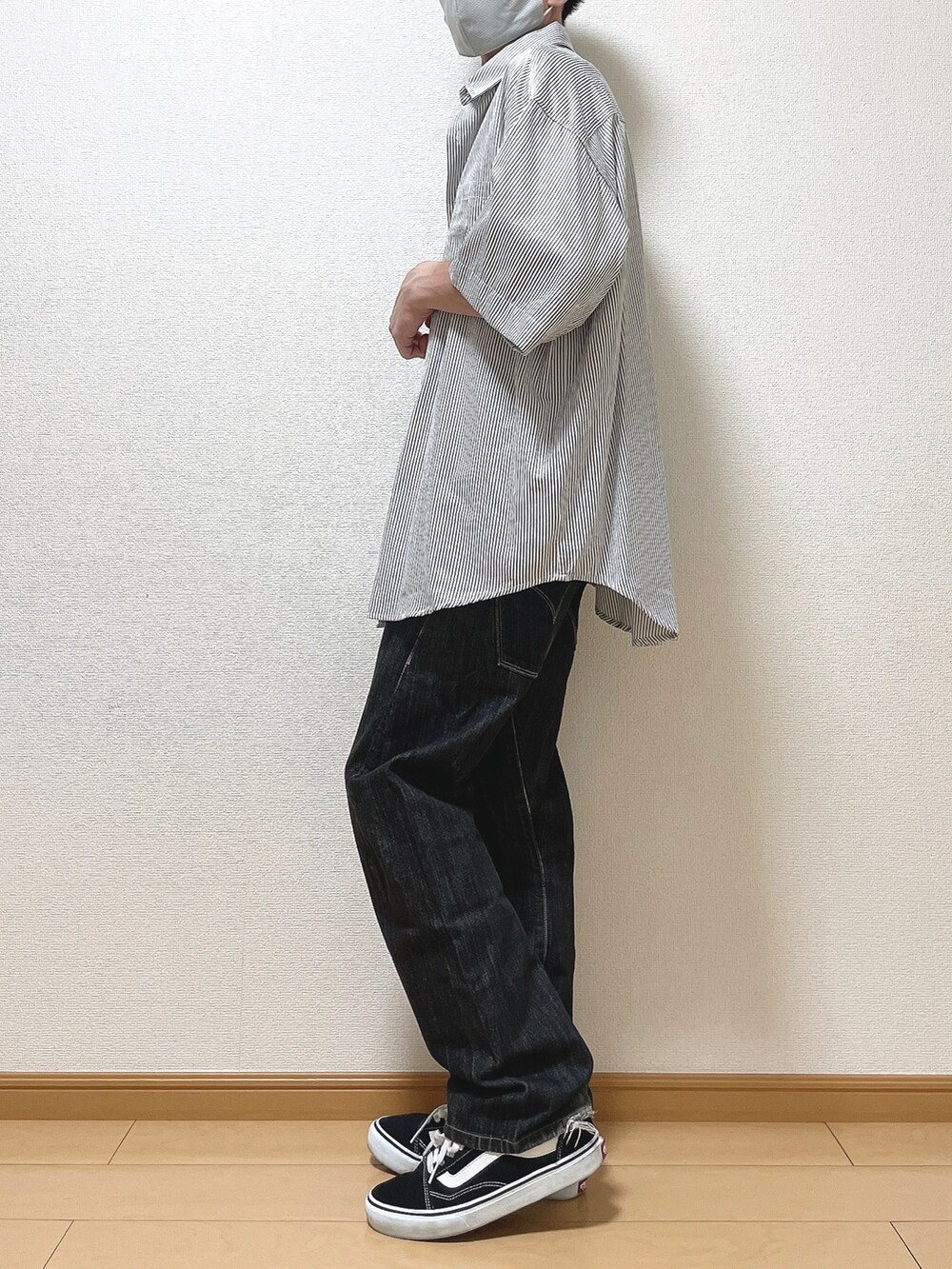 ブルー系のシャツ/ブラウス、ホワイト系のTシャツ/カットソー、ブラック系のデニムパンツを着用したメンズの夏コーディネートの3枚目の写真