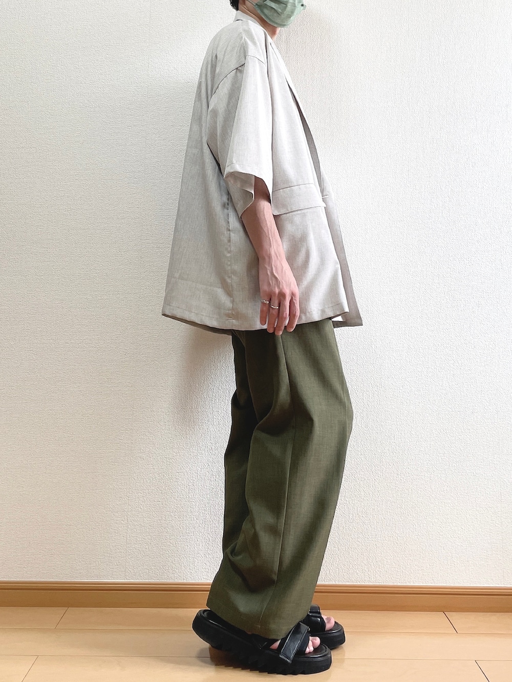 ベージュ系のその他トップス、ホワイト系のTシャツ/カットソー、グリーン系のその他パンツを着用したメンズの夏コーディネートの2枚目の写真