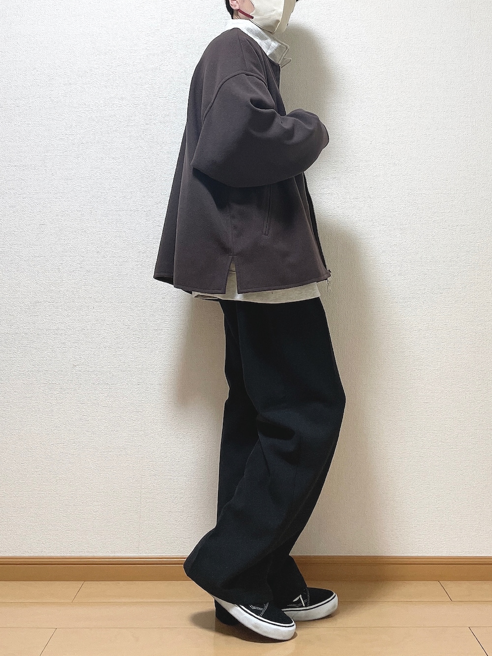 レッド系のブルゾン、グレー系のスウェット、ブラック系のTシャツ/カットソーを着用したメンズの冬コーディネートの2枚目の写真