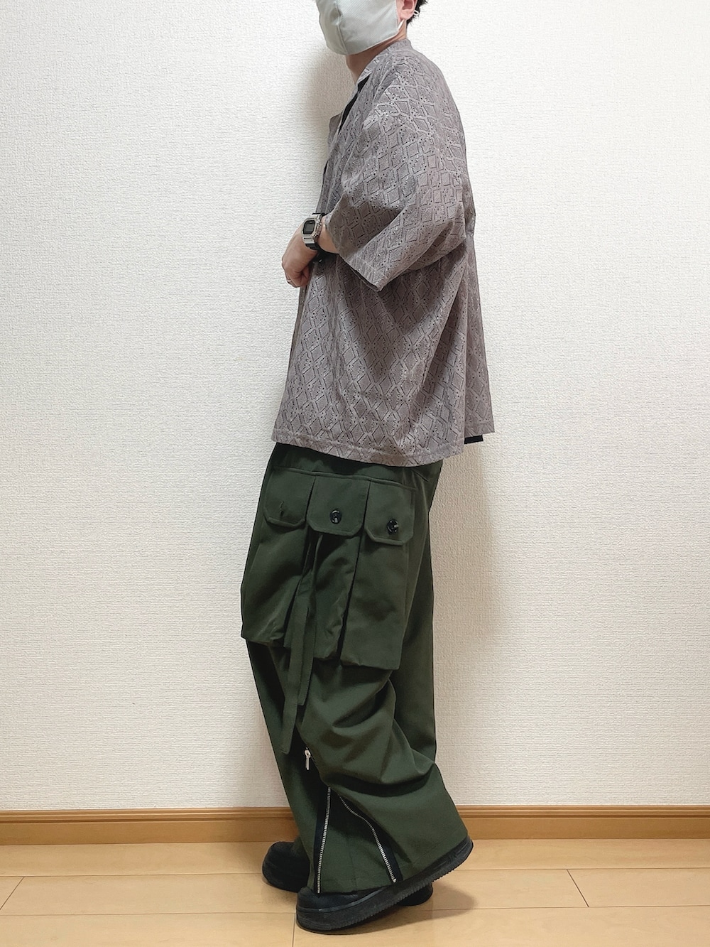 ベージュ系のシャツ/ブラウス、ブラック系のTシャツ/カットソー、グリーン系のカーゴパンツを着用したメンズの夏コーディネートの3枚目の写真