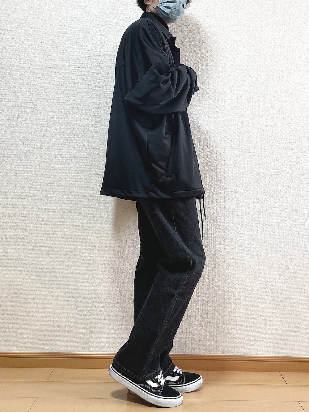 ブラック系のブルゾン、ブラウン系のニット/セーター、ブラック系のTシャツ/カットソーを着用したメンズの秋コーディネートの2枚目の写真