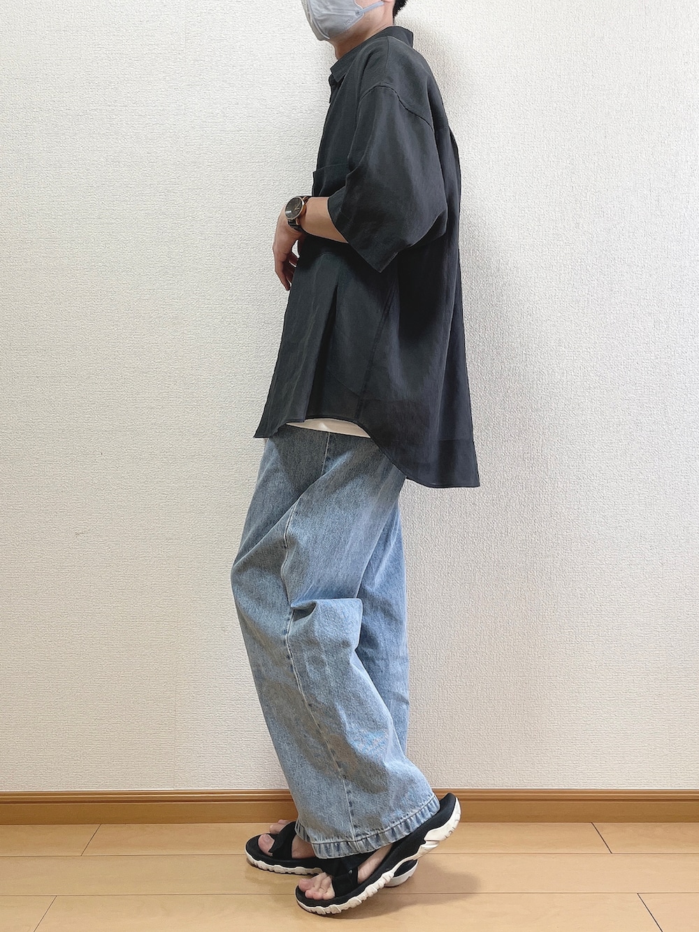 グレー系のシャツ/ブラウス、ホワイト系のTシャツ/カットソー、ブルー系のデニムパンツを着用したメンズの夏コーディネートの3枚目の写真