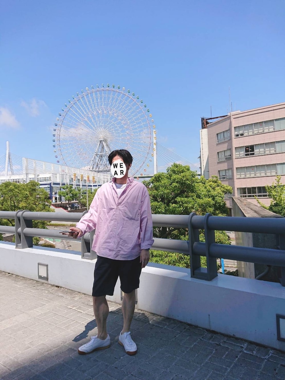 ピンク系のシャツ/ブラウス、ホワイト系のスニーカー、ブルー系のパンツを着用したメンズの夏コーディネートの2枚目の写真