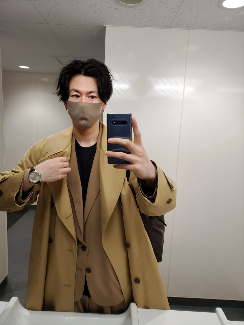 「トレンチコート、雨の日コーデ、セットアップ、ベージュコーデ、オシャレさんにはなれません、ニート、自宅警備員になる、オールドコーチ、ごきげんななめウィーク」｜「Maison Kitsuneのプーマ/PUMA × Maison Kitsune ラルフ サンプソン 70 ラバー スニーカー（スニーカー、ホワイト系）」を使った、まめ(SOY)さん（メンズ・180cm）の春コーディネートの3枚目の写真
