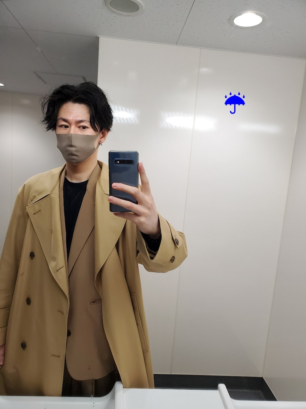 「トレンチコート、雨の日コーデ、セットアップ、ベージュコーデ、オシャレさんにはなれません、ニート、自宅警備員になる、オールドコーチ、ごきげんななめウィーク」｜「Maison Kitsuneのプーマ/PUMA × Maison Kitsune ラルフ サンプソン 70 ラバー スニーカー（スニーカー、ホワイト系）」を使った、まめ(SOY)さん（メンズ・180cm）の春コーディネートの2枚目の写真