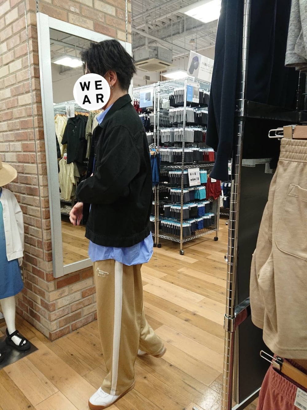 「誰が興味有るねん、息子は色白ひんやり、これが息子ならしかるべき医療を受けよう」|「UNIQLOのアイテム(デニムジャケット、ブラック系)」を使った、まめ(SOY)さん(メンズ・180cm)の春コーディネートの2枚目の写真