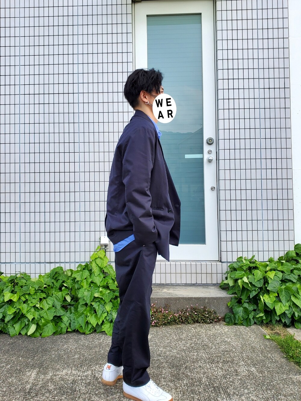 ブルー系のスラックス、ブルー系のテーラードジャケット、ホワイト系のスニーカーを着用したメンズの春コーディネートの2枚目の写真