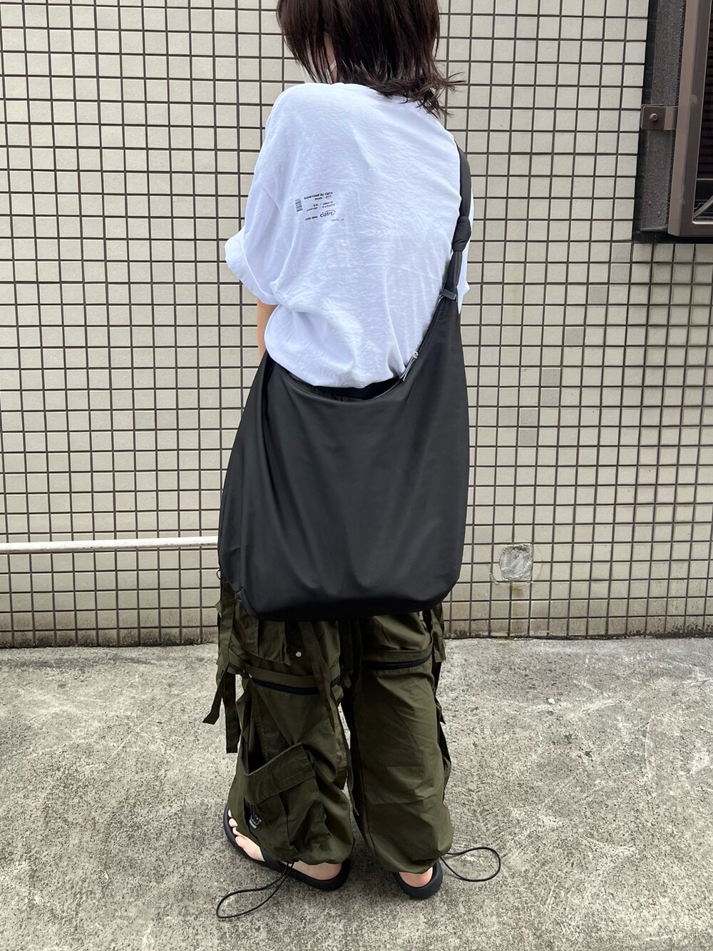 ホワイト系のTシャツ/カットソー、ブラック系のベルトを着用したレディースの秋コーディネートの2枚目の写真