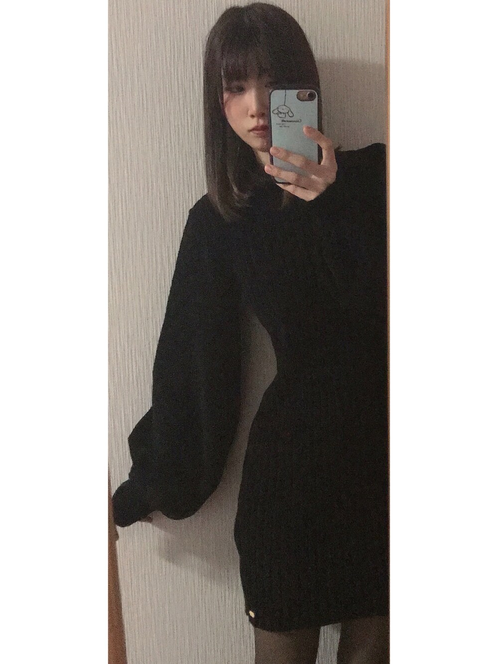 ブラック系のワンピースを着用したレディースの秋コーディネートの2枚目の写真