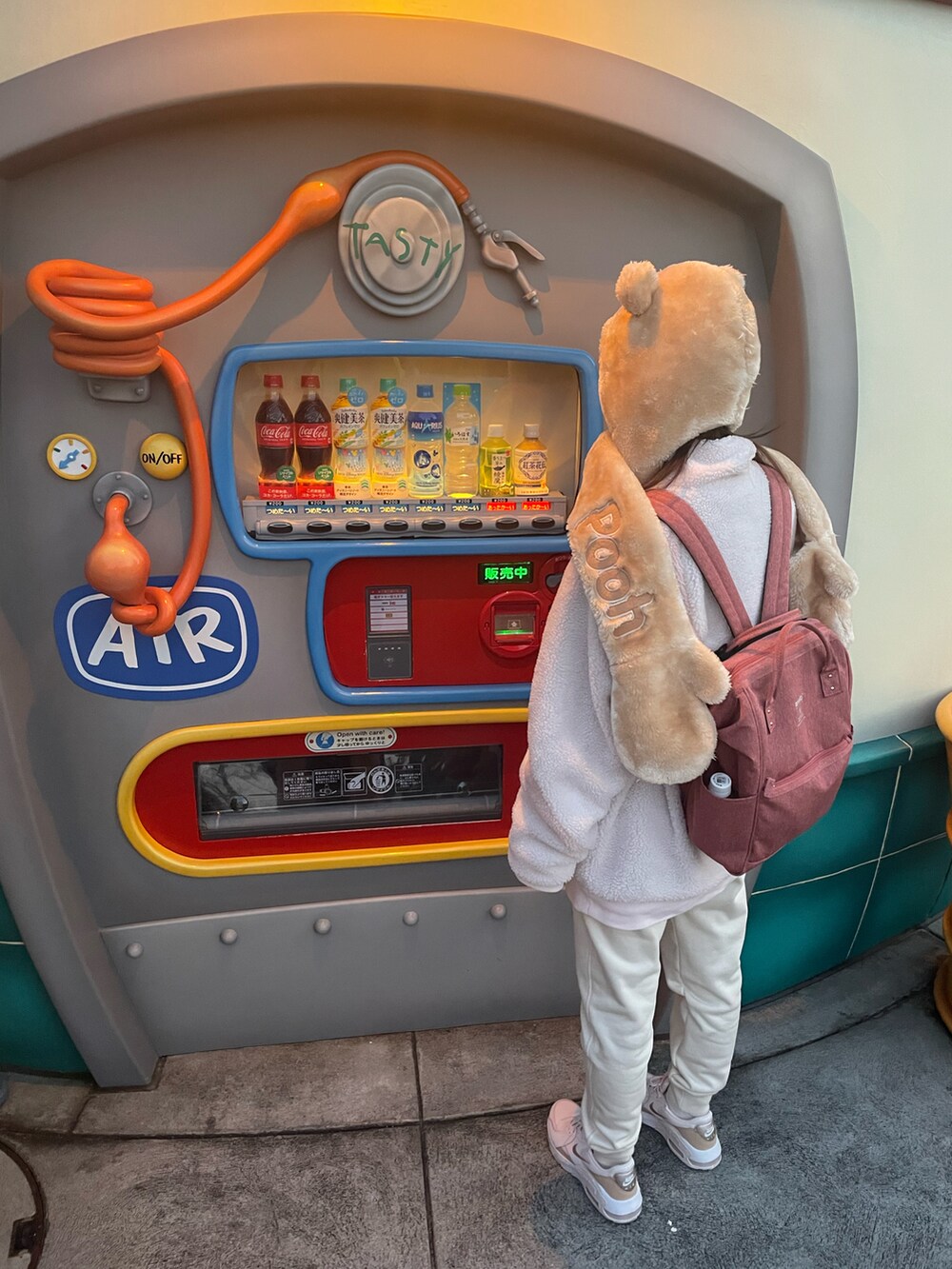 ピンク系のその他アウター、ホワイト系のその他パンツ、ピンク系のスニーカーを着用したレディースの冬コーディネートの3枚目の写真