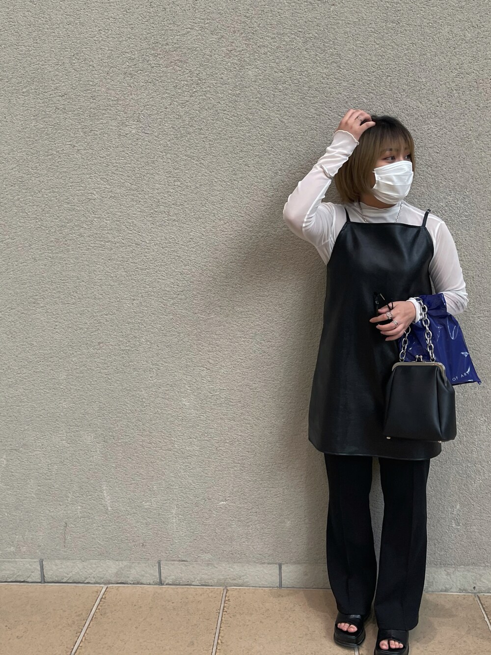 ブラック系のワンピース、ホワイト系のショルダーバッグ、ブラック系のサンダルを着用したレディースの夏コーディネートの2枚目の写真