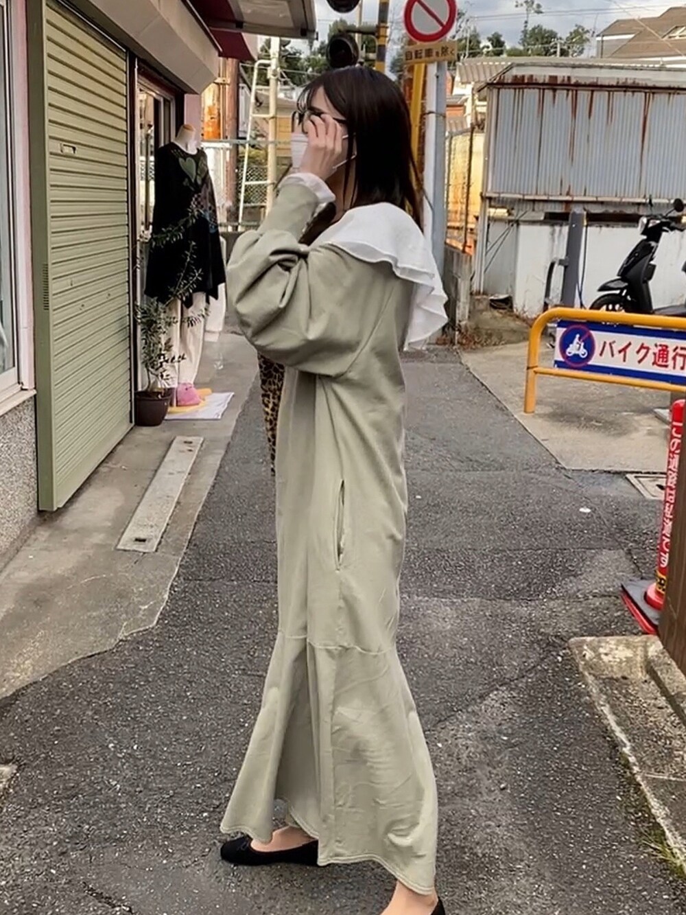 グリーン系のワンピース、ホワイト系のシャツ/ブラウスを着用したレディースの秋コーディネートの3枚目の写真