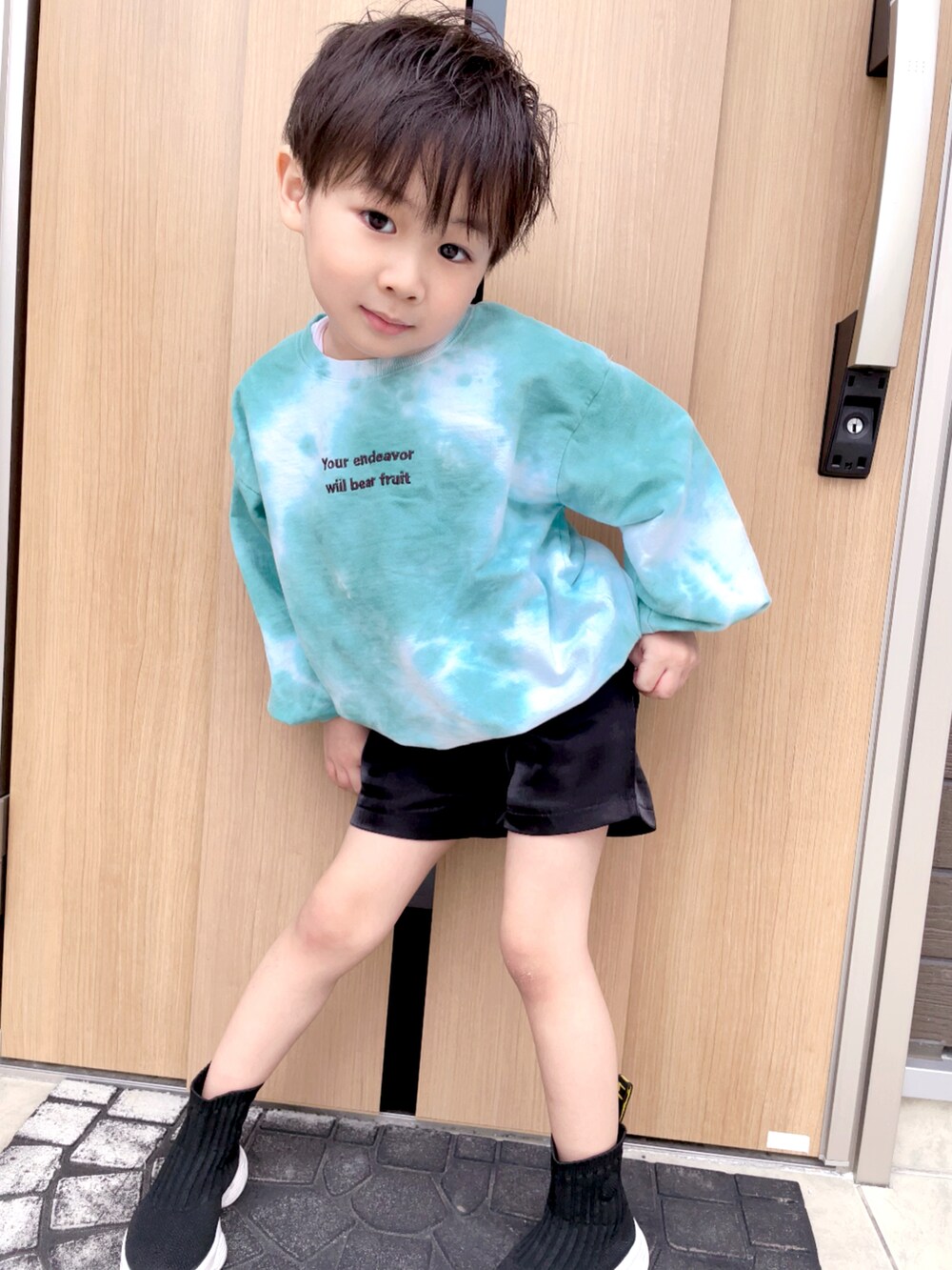 「キッズファッション、キッズコーデ、ママファッション、ママコーデ、ANAP、ANAPKids、ANAP親子お揃い、ANAP親子コーデ、親子コーデ、親子でおそろい、親子リンク、タイダイ柄、おしゃれさんと繋がりたい」｜「ANAPのタイダイ配色刺繍トレーナー（スウェット、グリーン系）」を使った、hirumamaさん（キッズ・110cm）の春コーディネートの2枚目の写真