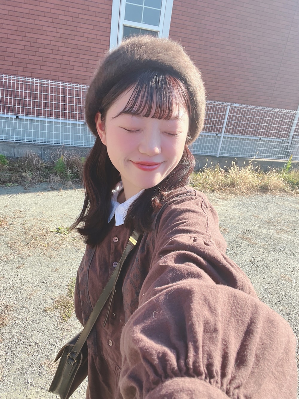 ブラウン系のその他シューズ、ホワイト系のスカート、ブラウン系のワンピース/ドレスを着用したレディースの冬コーディネートの4枚目の写真