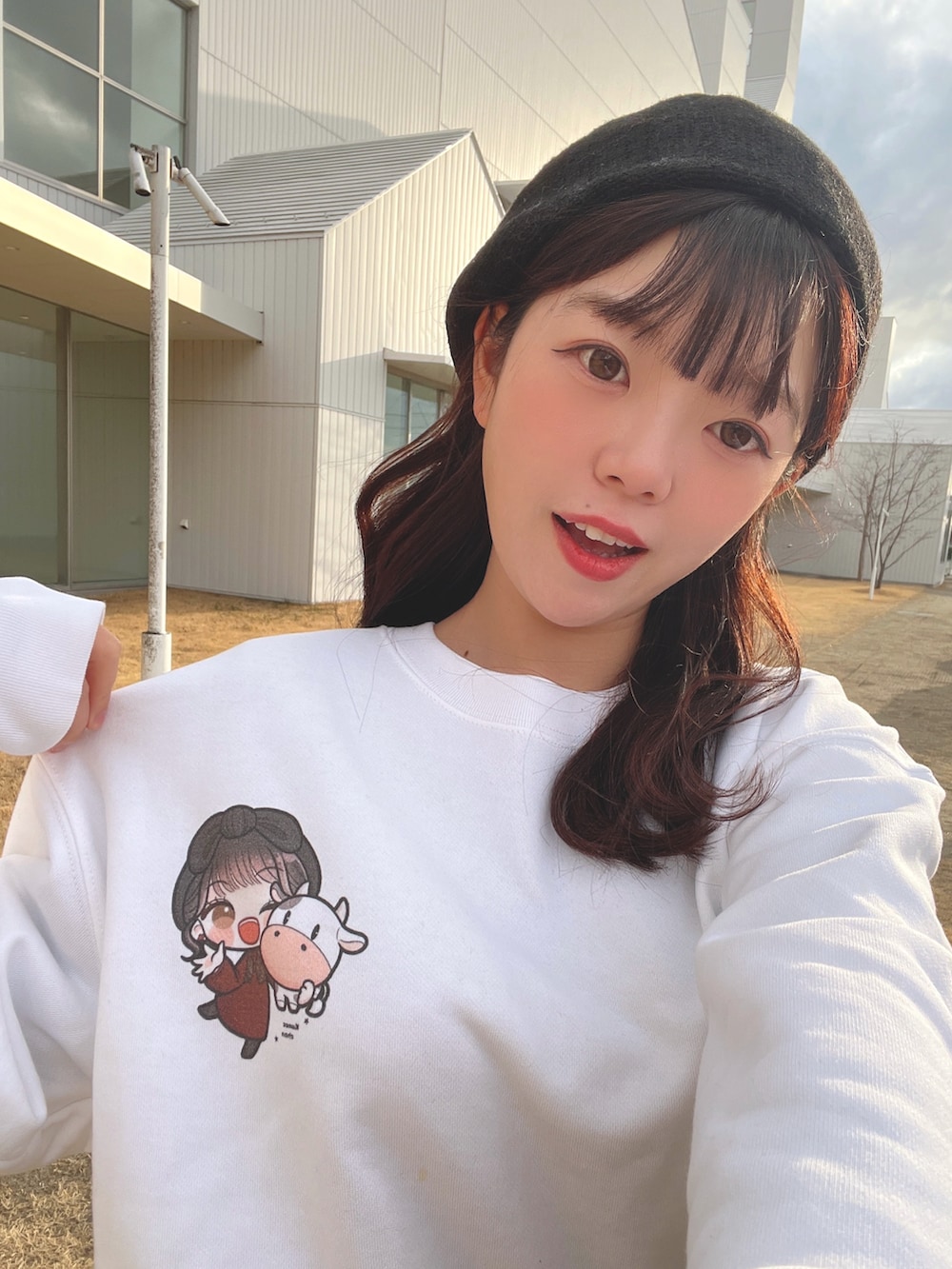 ブラウン系のバレエシューズ、ホワイト系のトップス、グレー系のパンツを着用したレディースの春コーディネートの3枚目の写真