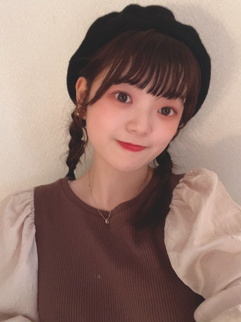 ブラウン系のシャツ/ブラウス、その他のその他を着用したレディースの冬コーディネートの2枚目の写真