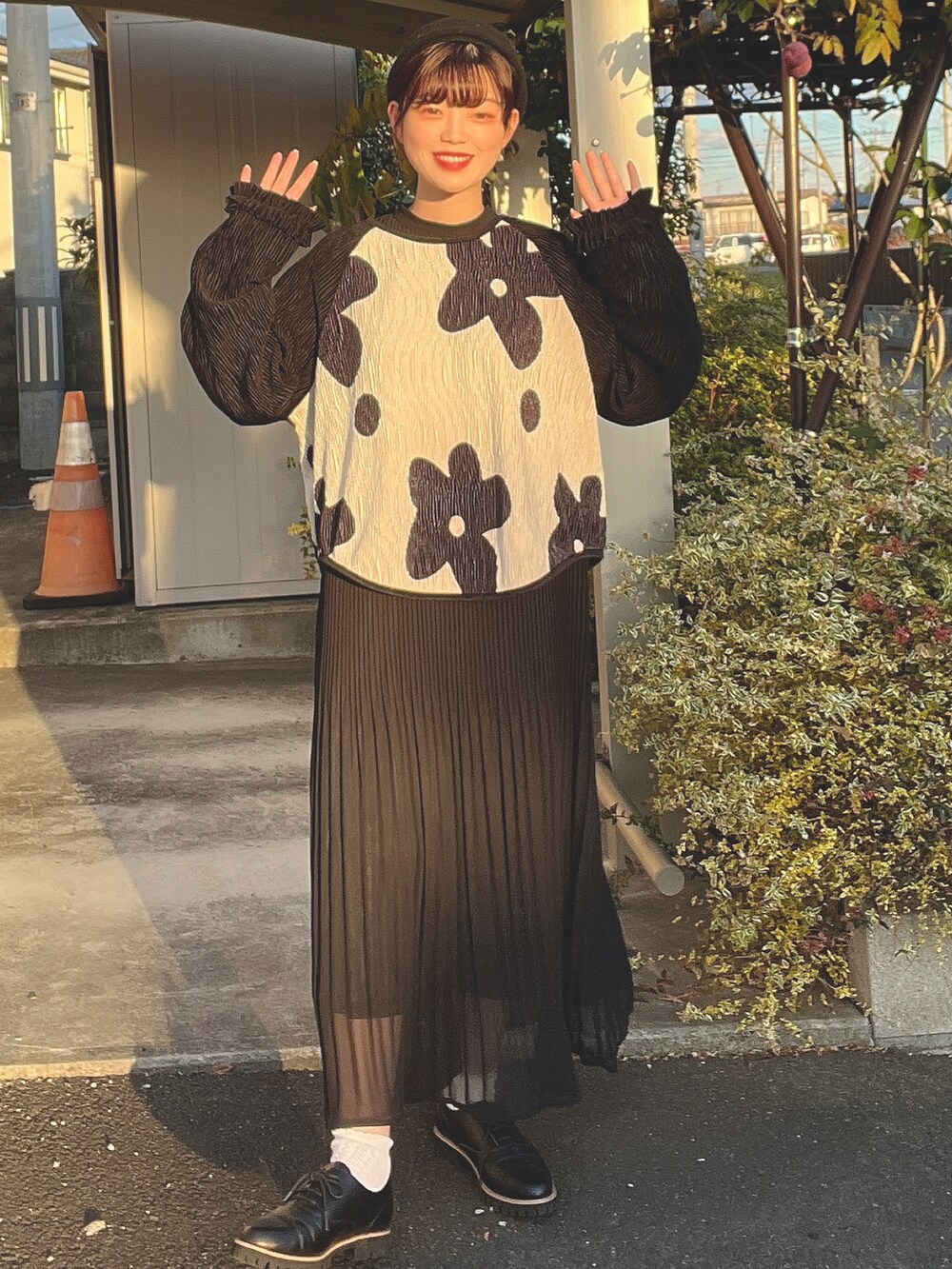 「オトナカジュアル、シンプル、花柄、ワンピース、黒、モード、おしゃれさんと繋がりたい、いいね、save、フォローお願いします🤑、春服デビュー宣言、新星WEARISTAにエントリー」|「SHElNのアイテム(トップス、ブラック系)」を使った、かねっちゃんさん(レディース・153cm)の冬コーディネートの2枚目の写真