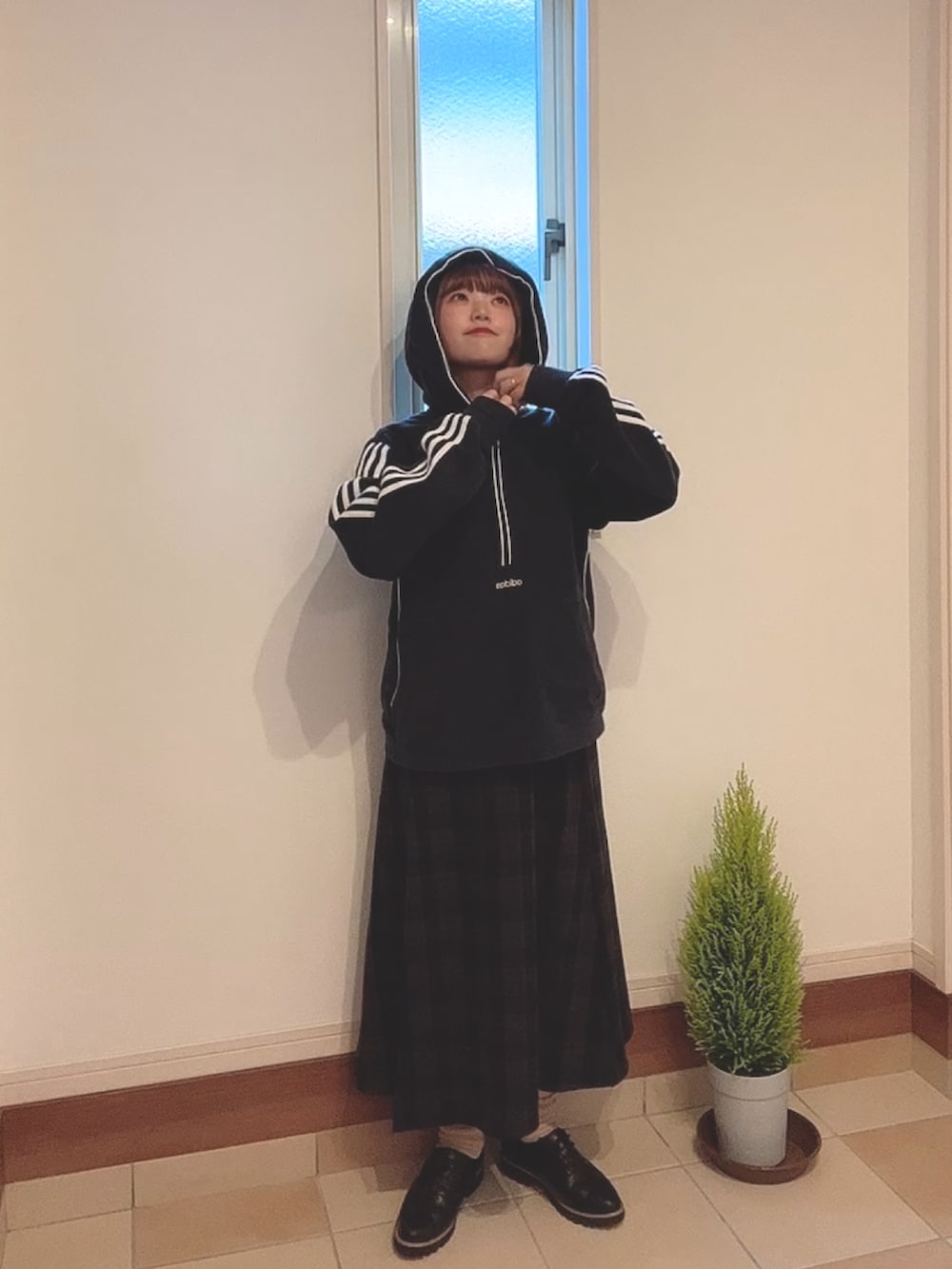 ブラック系のシューズ、ブルー系のトップス、その他のスカートを着用したレディースの冬コーディネートの4枚目の写真