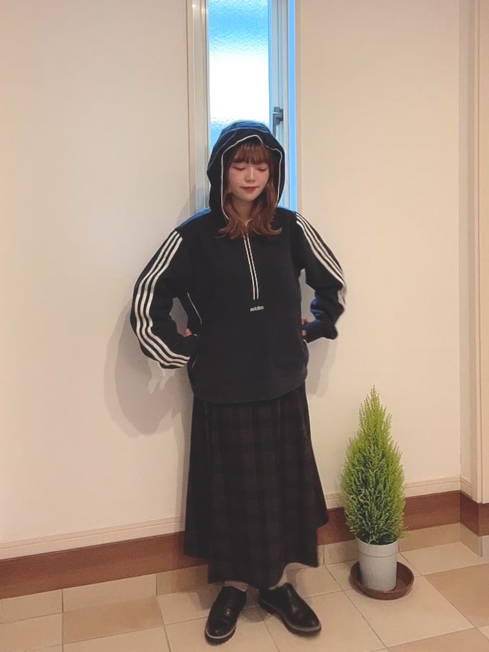 ブラック系のシューズ、ブルー系のトップス、その他のスカートを着用したレディースの冬コーディネートの3枚目の写真