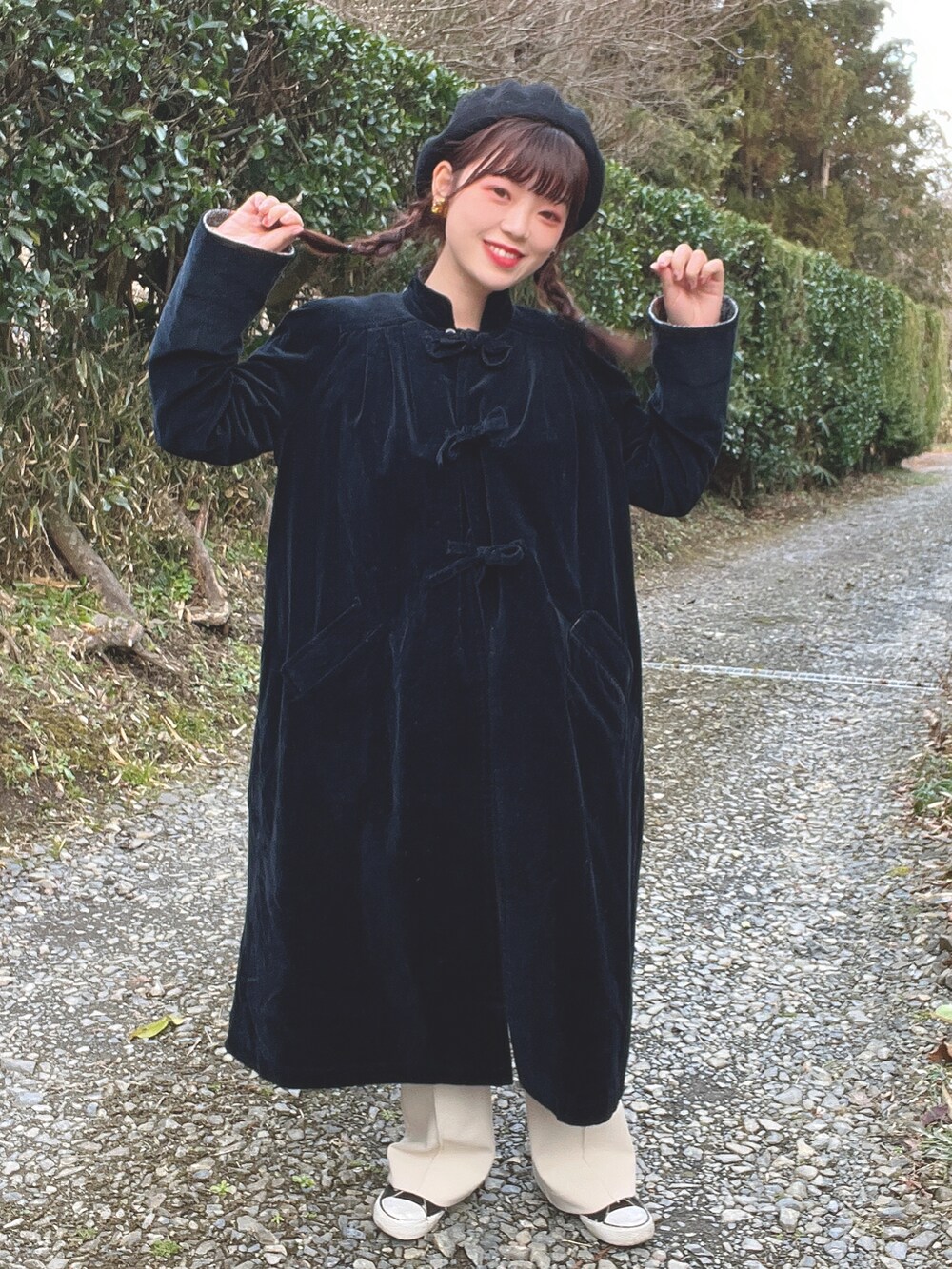 ブラック系のジャケット/アウター、ブラック系のスニーカー、ベージュ系のパンツを着用したレディースの冬コーディネートの2枚目の写真