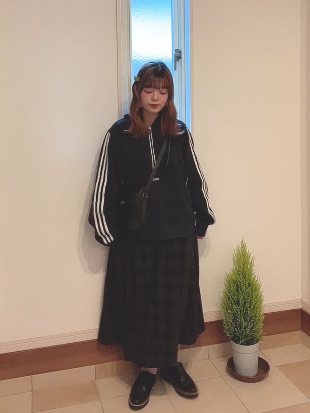 ブラック系のシューズ、ブルー系のトップス、その他のスカートを着用したレディースの冬コーディネートの2枚目の写真