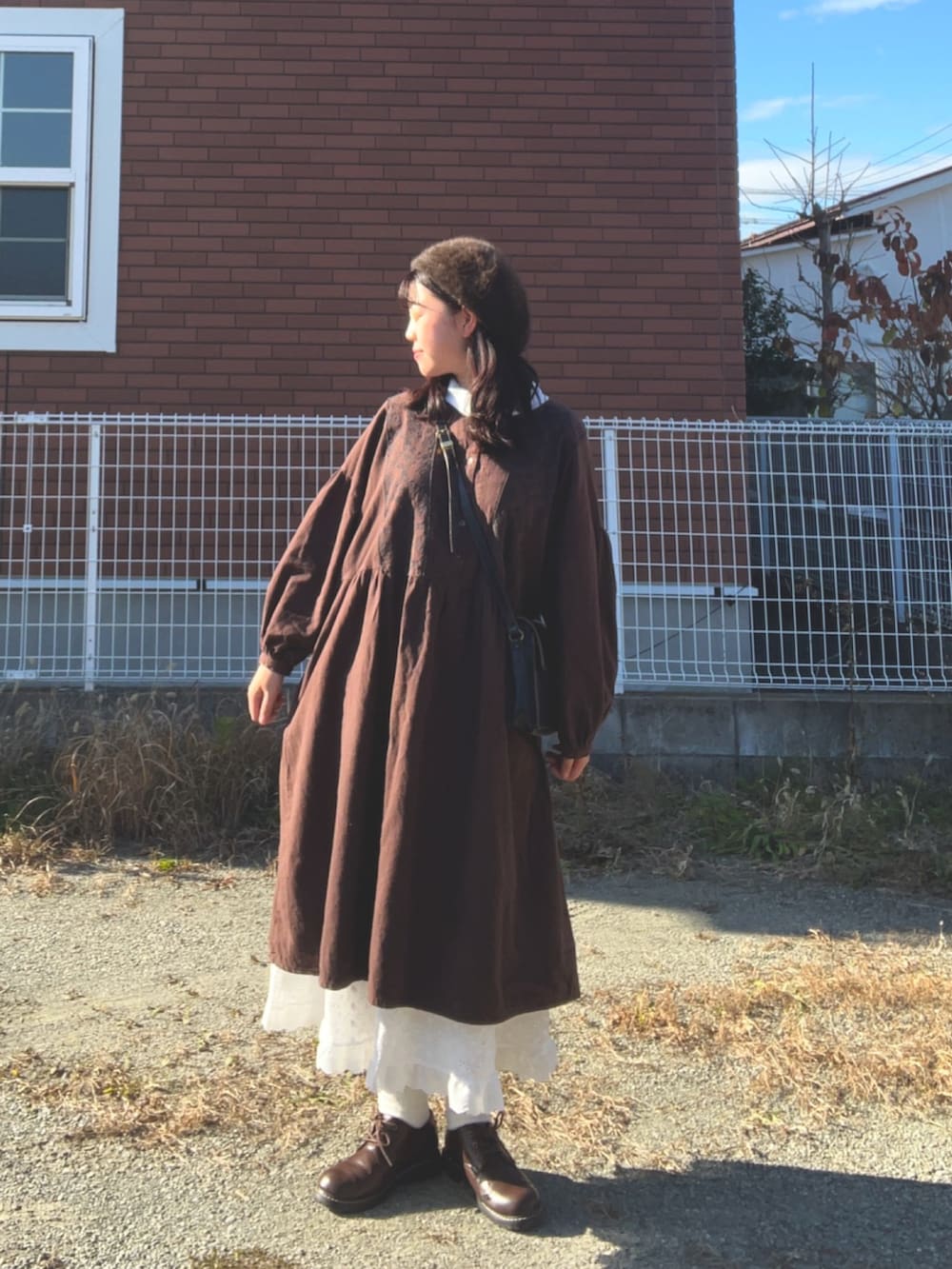 ブラウン系のその他シューズ、ホワイト系のスカート、ブラウン系のワンピース/ドレスを着用したレディースの冬コーディネートの2枚目の写真