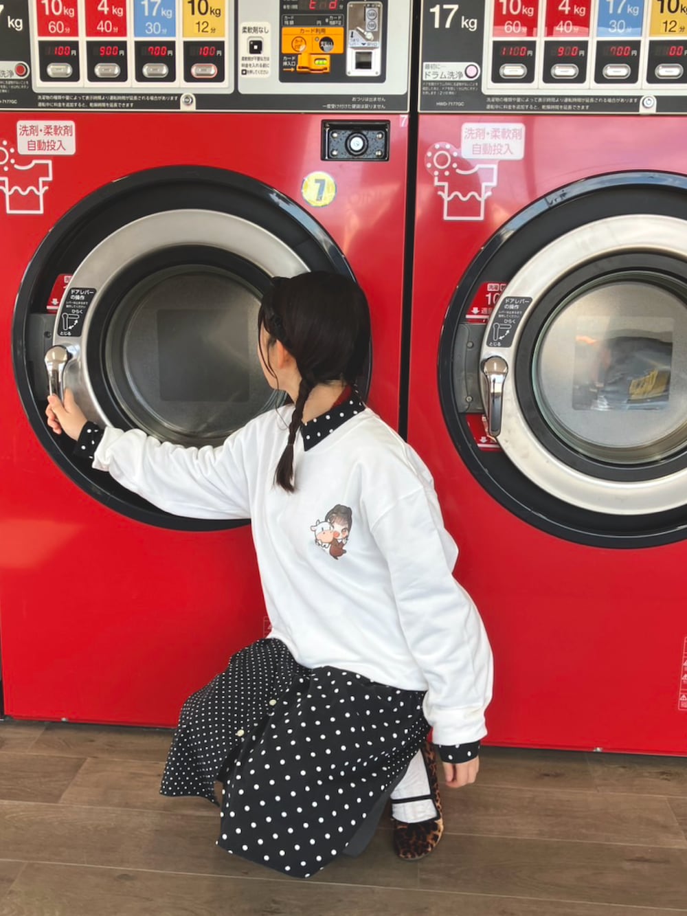 ブラウン系のバレエシューズ、ホワイト系のトップス、グレー系のパンツを着用したレディースの春コーディネートの2枚目の写真