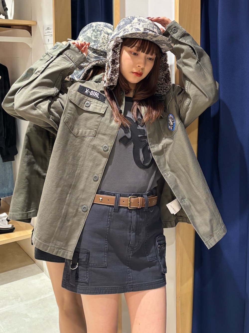 ブラック系のTシャツ/カットソー、グリーン系のシャツ/ブラウス、ブラック系のスカートを着用したレディースの秋コーディネートの4枚目の写真