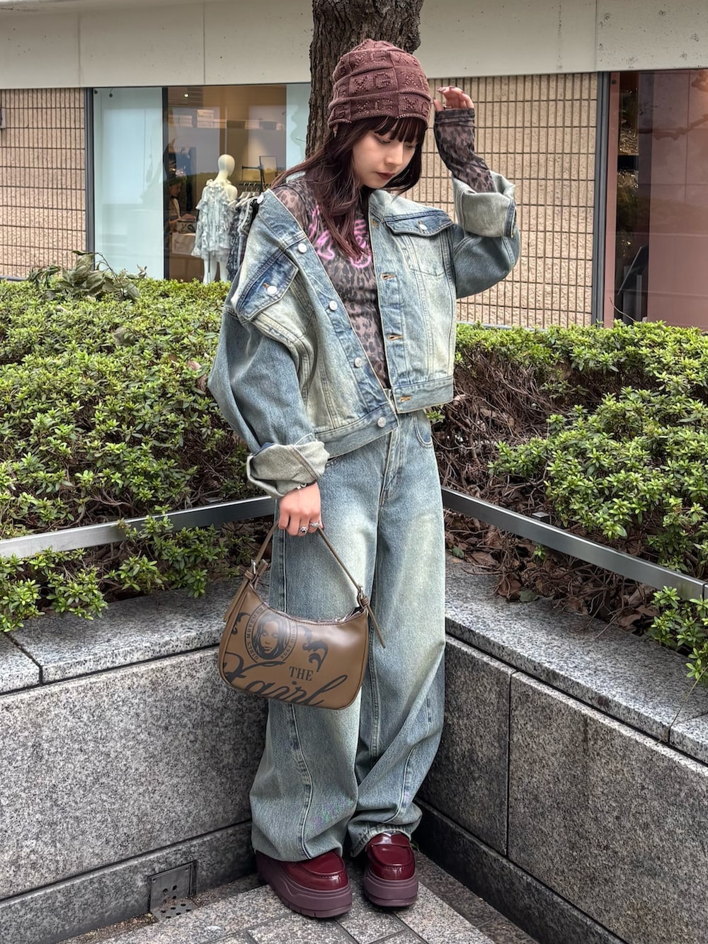 ブルー系のデニムパンツ、ベージュ系のTシャツ/カットソー、ブルー系のデニムジャケットを着用したレディースの秋コーディネートの2枚目の写真