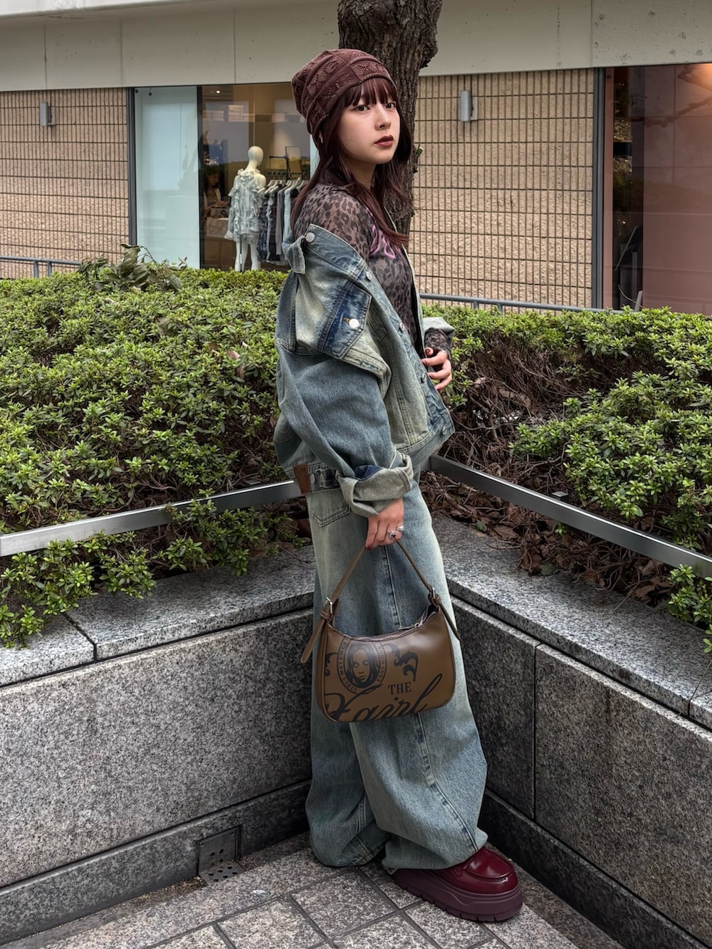 ブルー系のデニムパンツ、ベージュ系のTシャツ/カットソー、ブルー系のデニムジャケットを着用したレディースの秋コーディネートの3枚目の写真